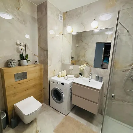 Lotus Glam 2 Garaz Apartment